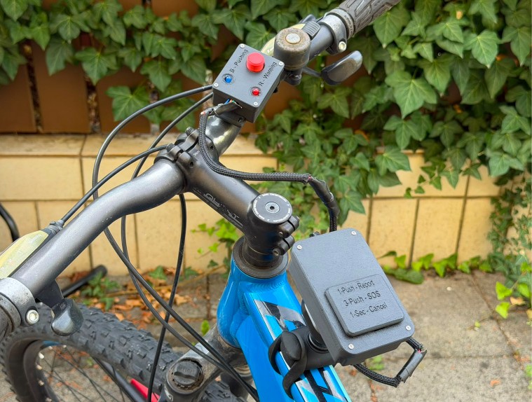 Low-distraction hazard reporting system for urban cyclists